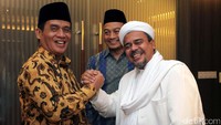Habib Rizieq Shihab salam komando dengan Ketua Pansus Teroris DPR RI, Muhammad Syafii.