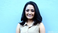 Jarang tampil lagi, kini ia terlihat lebih cantik. Pool/Noel/detikFoto.
