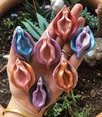 Ketika Aksesori Berbentuk Bagian Tubuh Manusia Jadi Tren Hangat 2017