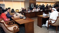 Wakil Ketua DPR Fadli Zon didampingi Wakil Ketua DPR Fahri Hamzah saat menerima kunjungan Ketua Umum Front Pembela Islam (FPI) Habib Rizieq Shihab bersama ormas islam lainya diruang rapat Pimpinan DPR Komplek Parlemen, Senayan, Jakarta, Rabu (11/1/2017). (Foto: Lamhot Aritonang)
