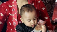 Putra pasangan Mulan dan Ahmad Dhani itu tampak memilih uang di acara Tedak Siten. Pool/Ismail/detikFoto.