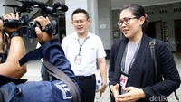 Penyidik Bareskrim menjawab pertanyaan wartawan.