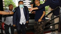 Anas yang memakai masker tiba di gedung KPK, Jakarta.