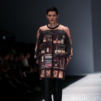 Koleksi desainer asal korea selatan Lie Sang Bong mengusung tema Fashion Futures Jakarta Fashion Week 2017. di Senayan City. Jakarta. [Foto: Mohammad Abduh/Wolipop]