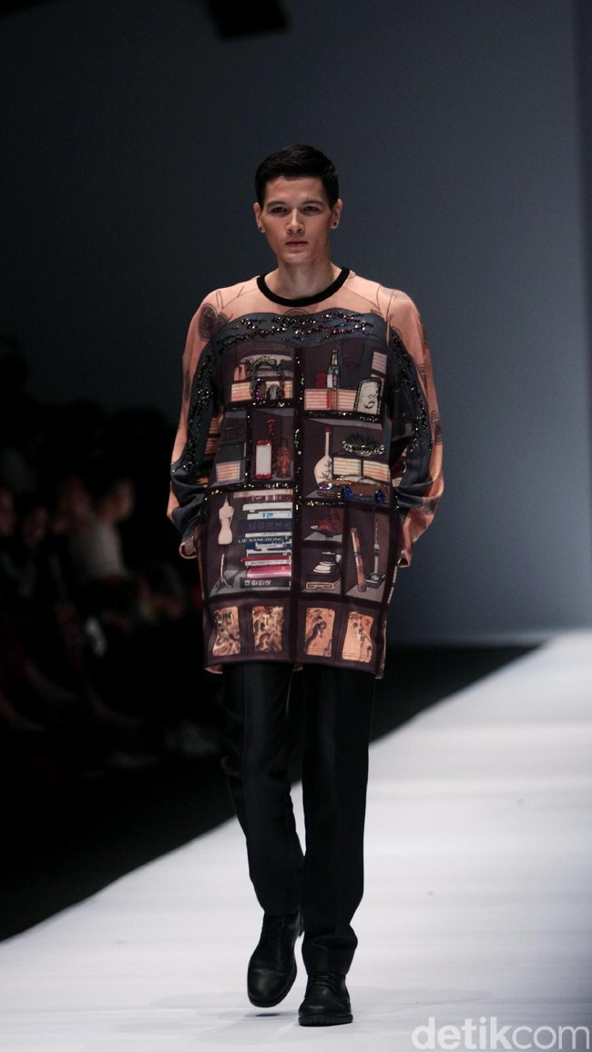Koleksi desainer asal korea selatan Lie Sang Bong mengusung tema Fashion Futures Jakarta Fashion Week 2017. di Senayan City. Jakarta. [Foto: Mohammad Abduh/Wolipop]