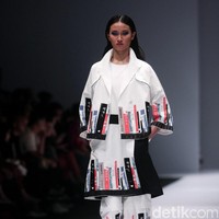 Koleksi desainer asal korea selatan Lie Sang Bong mengusung tema Fashion Futures Jakarta Fashion Week 2017. di Senayan City. Jakarta. [Foto: Mohammad Abduh/Wolipop]