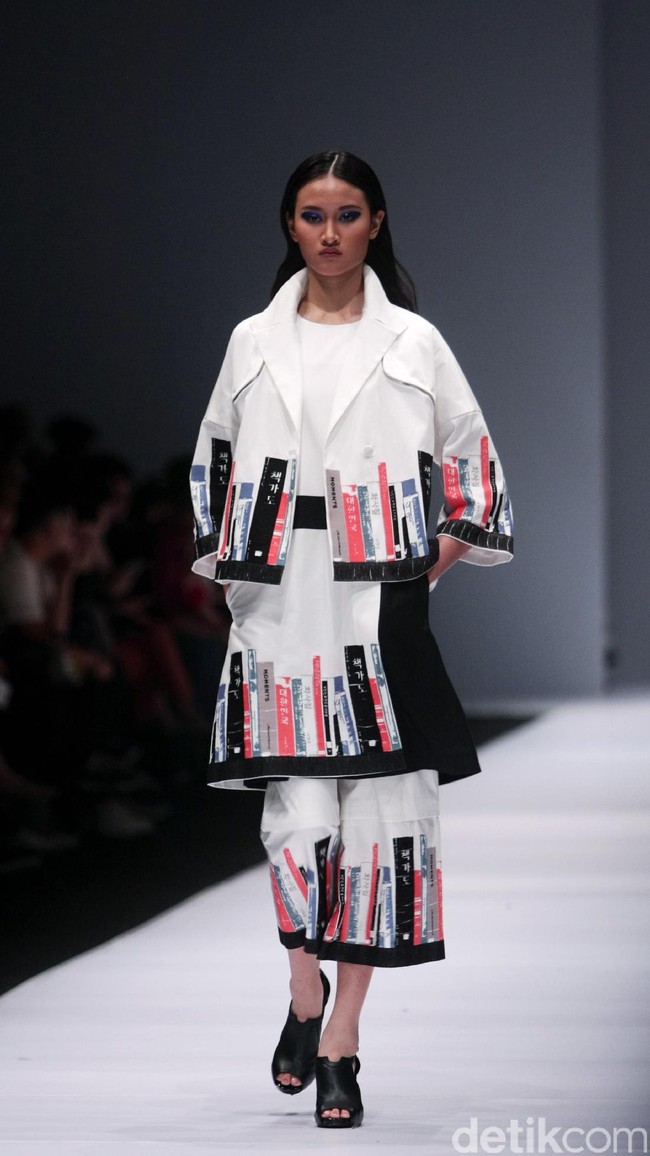 Koleksi desainer asal korea selatan Lie Sang Bong mengusung tema Fashion Futures Jakarta Fashion Week 2017. di Senayan City. Jakarta. [Foto: Mohammad Abduh/Wolipop]