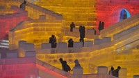 Alasannya sangat sederhana, tiketnya mahal. Mereka lebih suka melihatnya di televisi dan merasa bangga karena telah berpartisipasi. (Nicolas Asfouri/AFP/Getty Images)