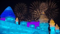 Para petani ini bisa disebut berjasa atas festival es terbesar dunia Harbin. Meski demikian, para petani ini mengaku tidak pernah datang ke festival tersebut. (Nicolas Asfouri/AFP/Getty Images)