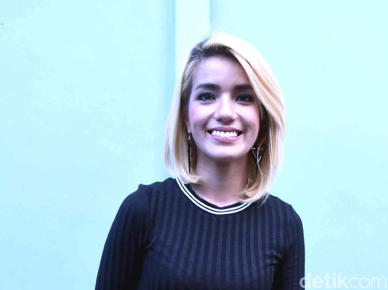 Diduga Ciuman Bibir dengan Perempuan, Sheila Marcia Geleng-geleng Kepala Diduga Ciuman Bibir dengan Perempuan, Sheila Marcia Geleng-geleng Kepala