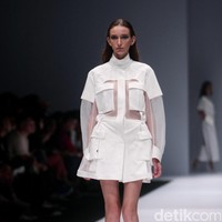 Koleksi desainer asal korea selatan Lie Sang Bong mengusung tema Fashion Futures Jakarta Fashion Week 2017. di Senayan City. Jakarta. [Foto: Mohammad Abduh/Wolipop]