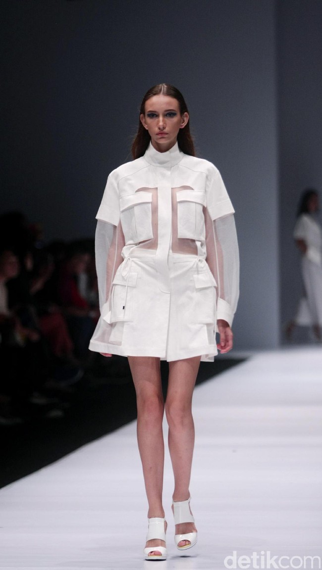 Koleksi desainer asal korea selatan Lie Sang Bong mengusung tema Fashion Futures Jakarta Fashion Week 2017. di Senayan City. Jakarta. [Foto: Mohammad Abduh/Wolipop]