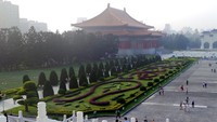 Di sisi kiri juga dihiasi oleh taman serta pepohonan yang rindang dan hijau. Di sisi ini terdapat Gedung National Theatre yang tak kalah megahnya (Wahyu/detikTravel)