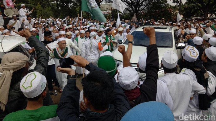 Jeda Zuhur, Massa FPI Salat Berjemaah di Jalan Depan Mapolda Jabar