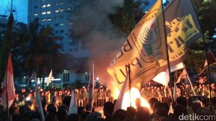 Massa Mahasiswa yang Demo di Depan Istana Bakar Keranda Mayat