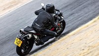 Triumph Street Triple S ini mulai tersedia pada April 2017 dan dibanderol mulai 8.125 GBP atau setara Rp 131 juta on the road.