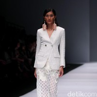 Koleksi Toton Januar di Jakarta Fashion Week 2017. Senayan City. Jakarta. [Foto: Mohammad Abduh/Wolipop]