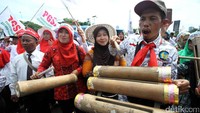 Dalam aksinya, massa membunyikan kentungan.