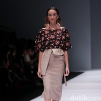 Koleksi Toton Januar di Jakarta Fashion Week 2017. Senayan City. Jakarta. [Foto: Mohammad Abduh/Wolipop]