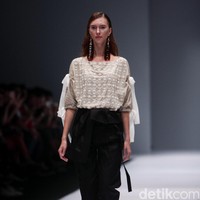 Koleksi Toton Januar di Jakarta Fashion Week 2017. Senayan City. Jakarta. [Foto: Mohammad Abduh/Wolipop]