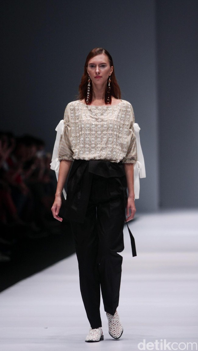 Koleksi Toton Januar di Jakarta Fashion Week 2017. Senayan City. Jakarta. [Foto: Mohammad Abduh/Wolipop]