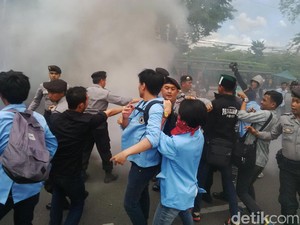 Demo Mahasiswa di Gedung Sate Bandung Diwarnai Kericuhan