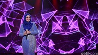 Penyanyi berusia 38 tahun itupun mendapat kejutan di atas panggung karena pada hari itu ia juga berulang tahun. Pool/Noel/detikFoto.