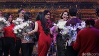 Mereka pun masuk untuk memberikan bunga-bunga tersebut kepada Dewi. Hanif Hawari/detikHOT