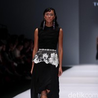 Koleksi Toton Januar di Jakarta Fashion Week 2017. Senayan City. Jakarta. [Foto: Mohammad Abduh/Wolipop]