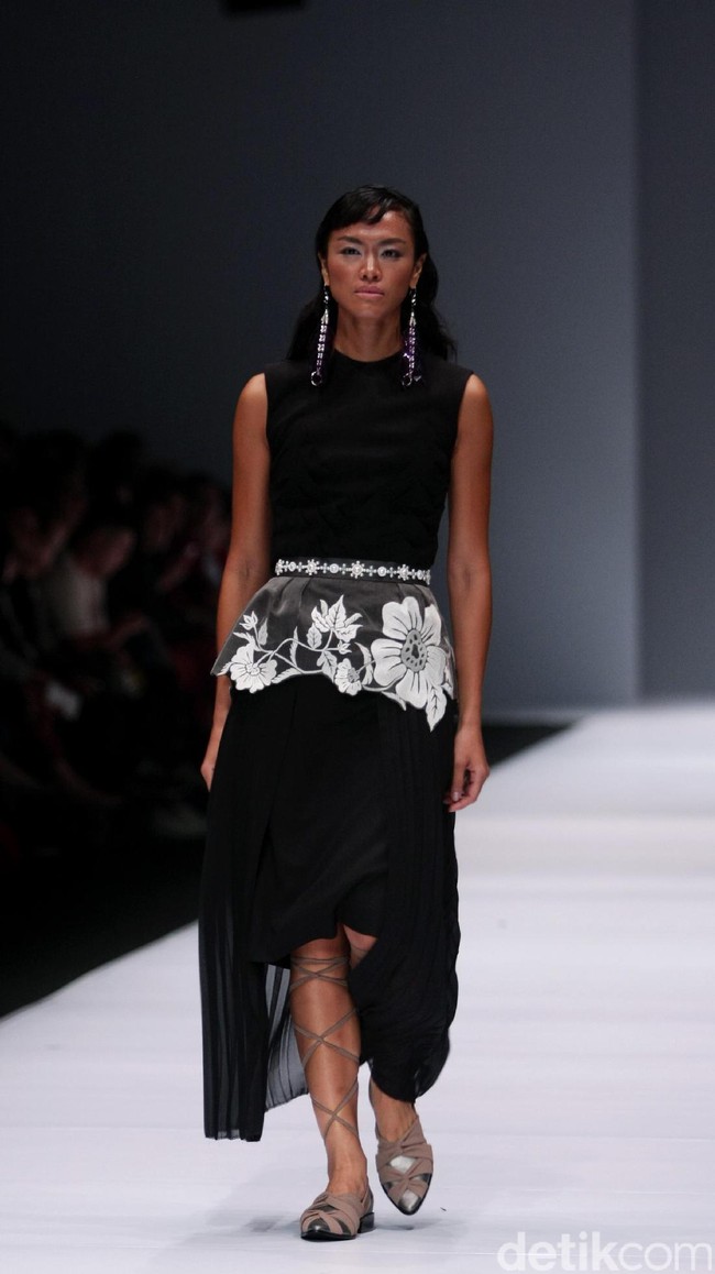 Koleksi Toton Januar di Jakarta Fashion Week 2017. Senayan City. Jakarta. [Foto: Mohammad Abduh/Wolipop]