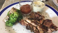 Pencinta daging ayam harus cicip Grilled BBQ Chicken di sini. Potongan fillet ayam panggang yang empuk dilengkapi saus BBQ dan jamur yang sedap.