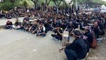 Penampakan Massa Pro dan Kontra Rizieq di Polda Jabar