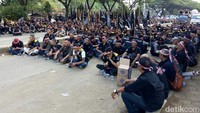 Massa yang kontra Rizieq mayoritas memakai baju berwarna hitam.