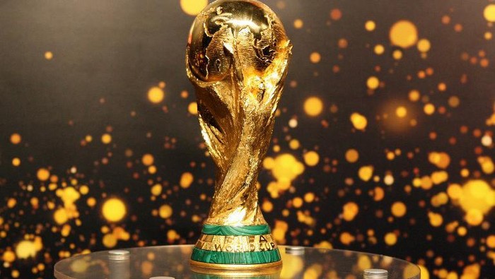 (FILES) This file photo taken on May 12, 2006 shows the FIFA World Cup trophy presented to the public in Berlin. 
FIFAs ruling council on January 10, 2017 unanimously approved an expansion of the World Cup to 48 teams in 2026, with a format of 16 groups of three nations. / AFP PHOTO / BARBARA SAX