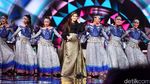 Ayu Ting Ting Tampil Mempesona dengan Gaun Hitam-Emas