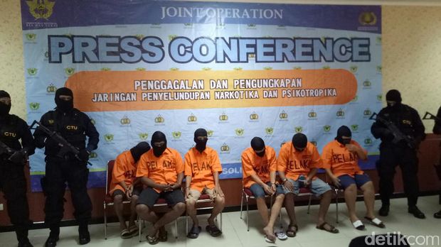 Enam tersangka dihadirkan dalam jumpa pers