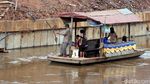 Getek Jadi Andalan Transportasi Anak Bukit Duri ke Sekolah