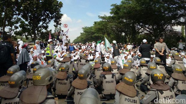 Massa FPI Padati Jalan di Depan Polda Jabar