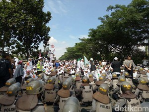 Habib Rizieq Masih Diperiksa, Massa Pro dan Kontra Kembali Memanas