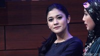 Naysila saat tampil di acara Hitam Putih di Studio Trans 7, Kapten Tendean, Jakarta Selatan pada Rabu (11/1/2017) malam. Hanif Hawari/detikHOT
