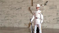 Patung Chiang Kai-Shek ini dijaga oleh tentara khusus. Setiap hari daiadakan upacara pergantian penjaga yang bisa disaksikan wisatawan. Area ini juga dijaga oleh kamera CCTV, jadi jangan macam-macam (Wahyu/detikTravel)