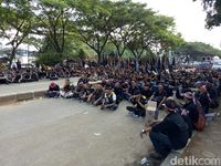 Selain FPI, Ada Juga Massa Kontra Rizieq di Depan Mapolda Jabar