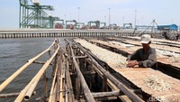 Ikan asin dijemur dengan mengandalkan sinar matahari. Cuaca tidak menentu membuat masa penjemuran lebih lama.