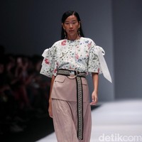 Koleksi Toton Januar di Jakarta Fashion Week 2017. Senayan City. Jakarta. [Foto: Mohammad Abduh/Wolipop]