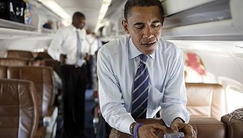 Bahkan saat bepergian dengan pesawat Air Force One pun Obama selalu menyempatkan diri mengecek ponsel kesayangannya. Foto: Istimewa