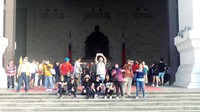 Wisatawan yang berkunjung ke sini biasanya asyik foto-foto di depan patung Chiang Kai-Shek. Mereka tak ingin melewatkan momen bisa berkunjung ke Chiang Kai-Shek Memorial Hall (Wahyu/detikTravel)