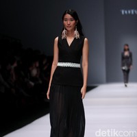 Koleksi Toton Januar di Jakarta Fashion Week 2017. Senayan City. Jakarta. [Foto: Mohammad Abduh/Wolipop]