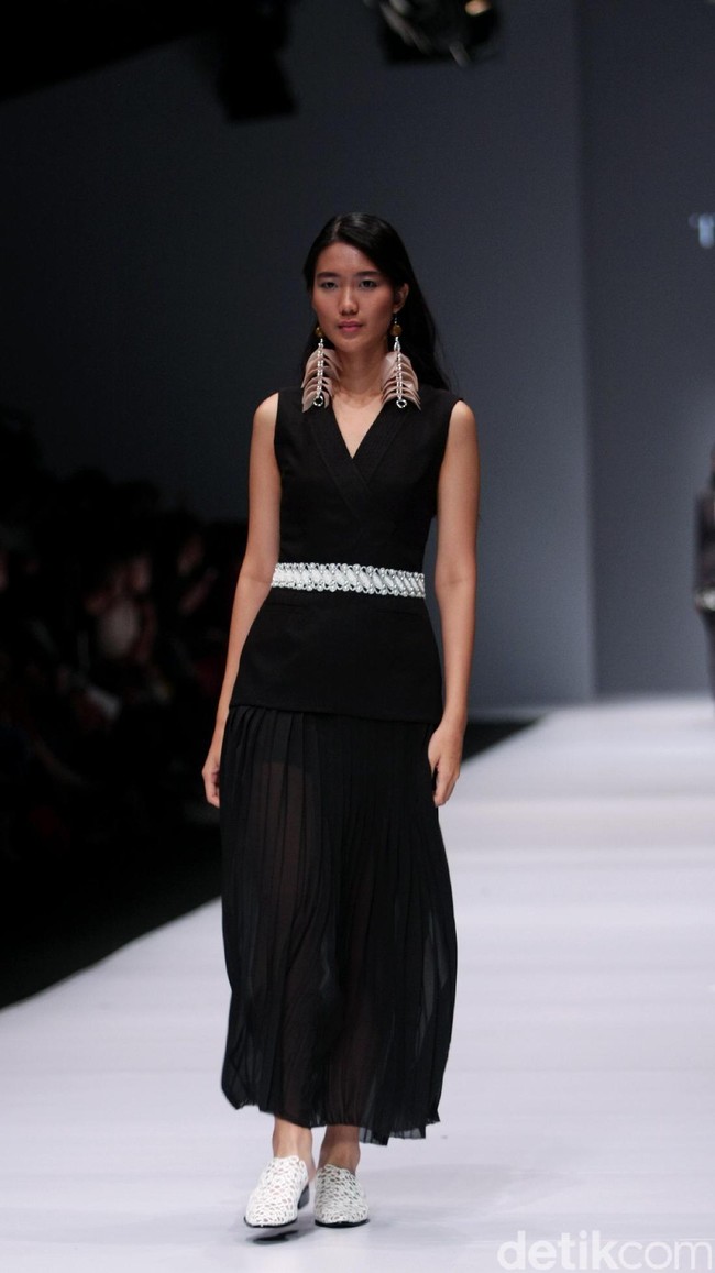 Koleksi Toton Januar di Jakarta Fashion Week 2017. Senayan City. Jakarta. [Foto: Mohammad Abduh/Wolipop]