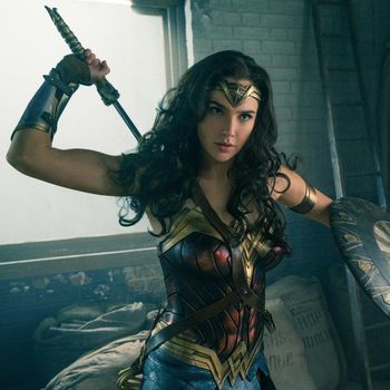 Senjata Wonder Woman: Laso, Pedang, Gelang, dan Perisai