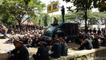 Penampakan Massa Pro dan Kontra Rizieq di Polda Jabar